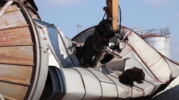 Bulldozer de démolition avec broyeur pulvérisateur vue latérale — Video