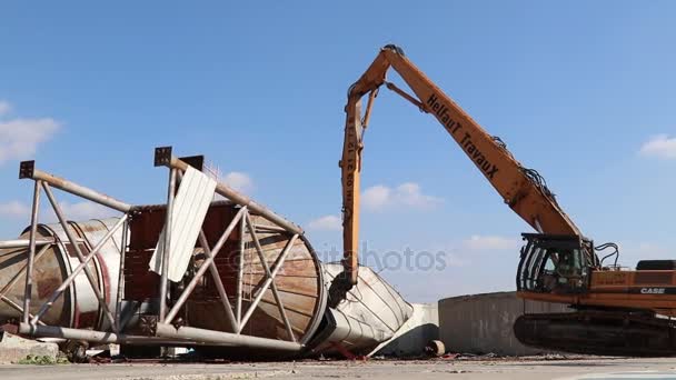 Bulldozer distruggere vecchio silo per il riciclaggio del metallo — Video Stock