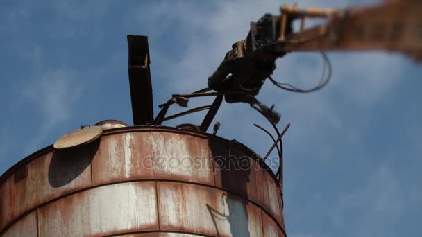 Bras de grue de démolition détruire la construction métallique rouillée — Video