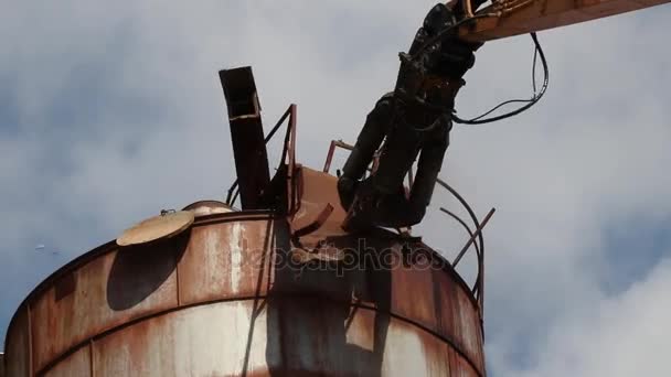 Demolice jeřáb zničit rezavé kovové konstrukce — Stock video