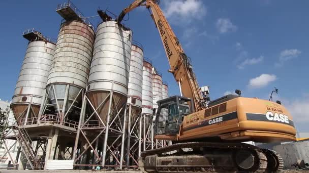 Dismantling old silo tanks with demolition crane — Stock Video