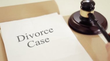 Boşanma davası tokmak ile yasal belgeler üzerinde yazılı bardak