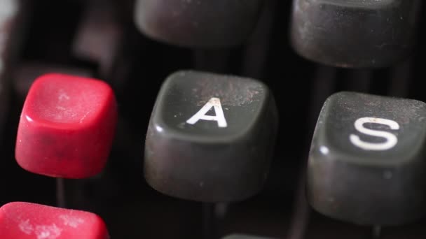 Πληκτρολογώντας το γράμμα ένα πλήκτρο σε παλιά γραφομηχανή vintage — Αρχείο Βίντεο