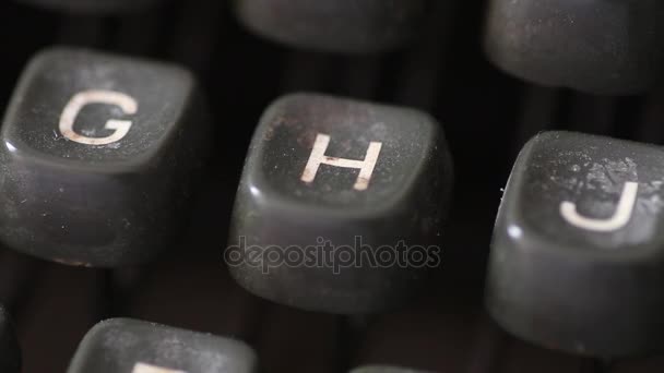 Πληκτρολογώντας το πλήκτρο H επιστολή σε παλιά γραφομηχανή vintage — Αρχείο Βίντεο