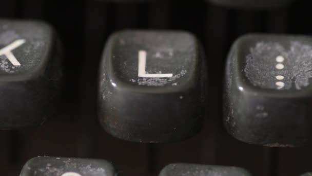 Digitando a letra L chave na velha máquina de escrever vintage — Vídeo de Stock