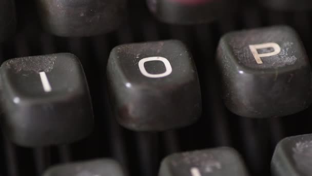 Escribir la letra O tecla en la vieja máquina de escribir vintage — Vídeos de Stock