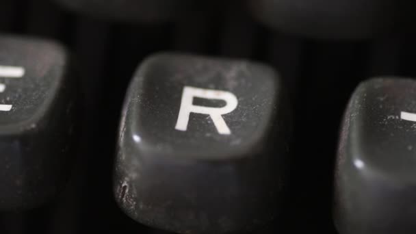 Typing the letter R key on old vintage typewriter — Stock Video