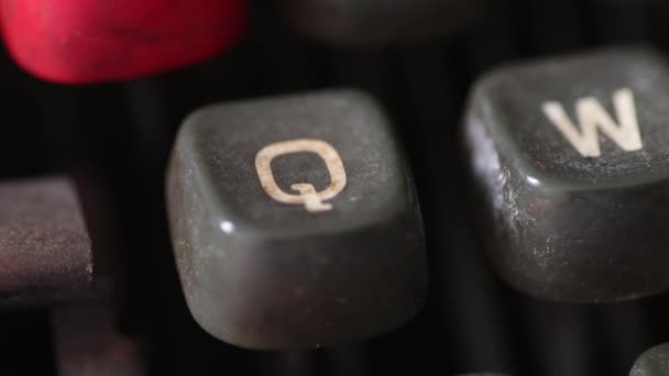 Digitando la lettera Q chiave sulla vecchia macchina da scrivere vintage — Video Stock