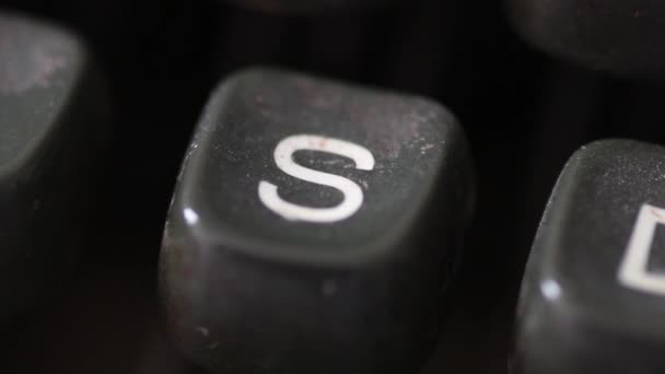 Eingabe der Buchstabe s-Taste auf alter alter Schreibmaschine — Stockvideo