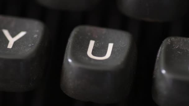Escribir la letra tecla U en la vieja máquina de escribir vintage — Vídeos de Stock