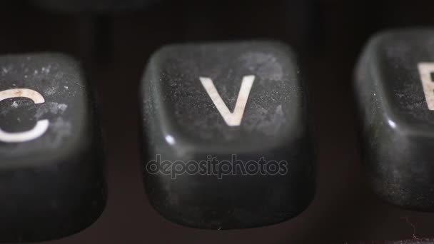 Digitando a letra V chave na velha máquina de escrever vintage — Vídeo de Stock