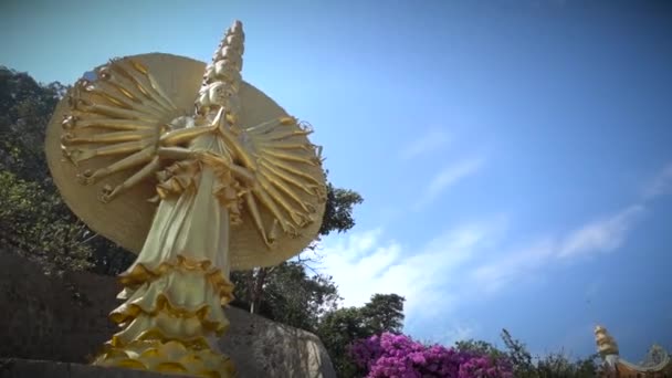 Снимок буддийского храма Кхао Такиаба Хуа Хин в Таиланде — стоковое видео