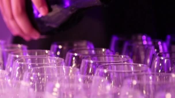 Colpo di vino versante a un cocktail party — Video Stock