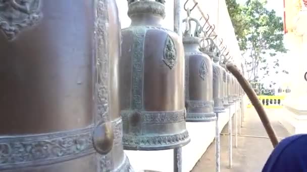Выстрел из святилища в храме Кхао Тао колокола повешены для посетителей — стоковое видео