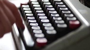 Typing atış eski vintage daktilo makinesinde
