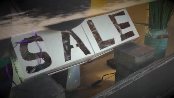 Schot van verkoop teken met verlichting — Stockvideo