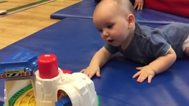 Знімок новорічної дитини грати на матраці — стокове відео