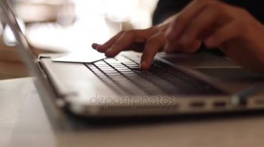 Kadında doz veri üstünde laptop girin.