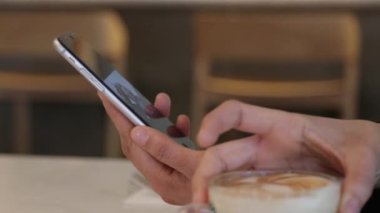 Kahve tablo ile Smartphone kullanarak