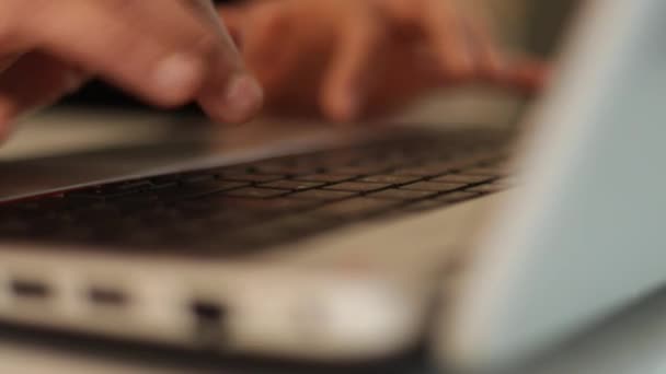 Mains d'une femme sur clavier d'ordinateur portable 