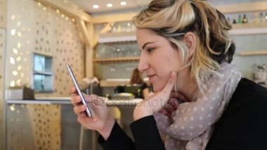 Akıllı telefon kullanan gülümseyen kadın.