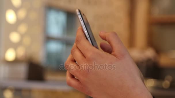 Вид сбоку на руках при использовании смартфона — стоковое видео