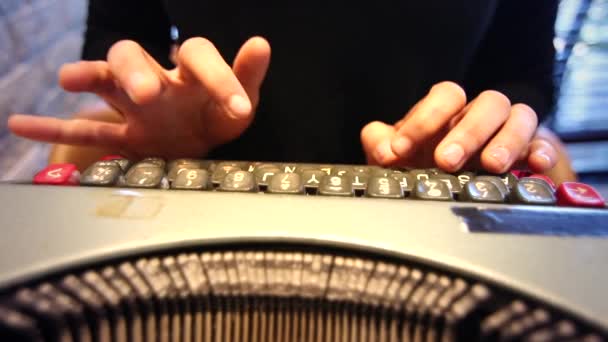 Handen op schrijfmachine machine in slow motion — Stockvideo