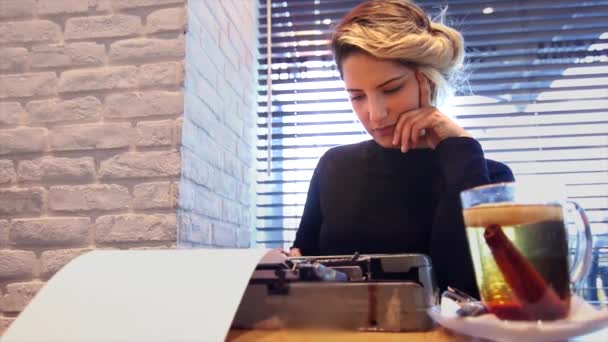 Писатель с пишущей машинкой и чаем — стоковое видео