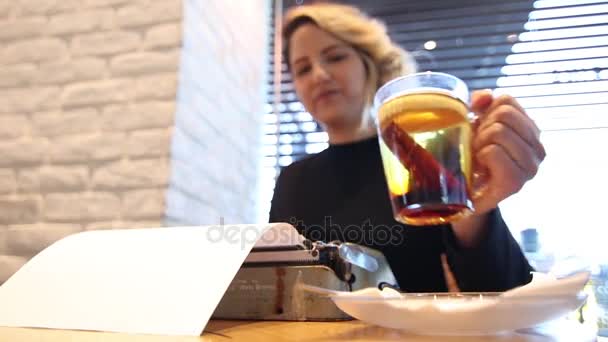 Schriftsteller in einem Café, der Zimt trinkt — Stockvideo