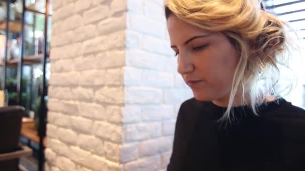 Hipster con máquina de escribir en un café — Vídeos de Stock