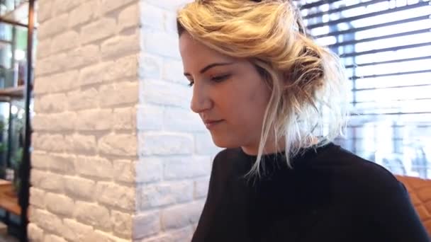 Mulher com máquina de digitação em um café — Vídeo de Stock