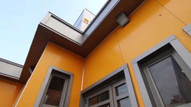 Genel endüstriyel yapısı üzerinde aşağı eğimli