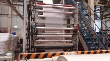 Atış üretilen plastik torba alır