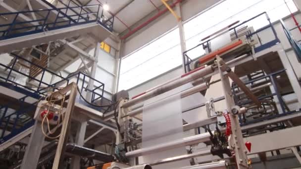 Tiro de línea de producción de bolsas de plástico en una fábrica — Vídeos de Stock