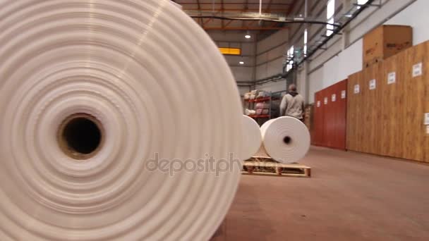 Съемка больших пластиковых рулонов на заводе — стоковое видео