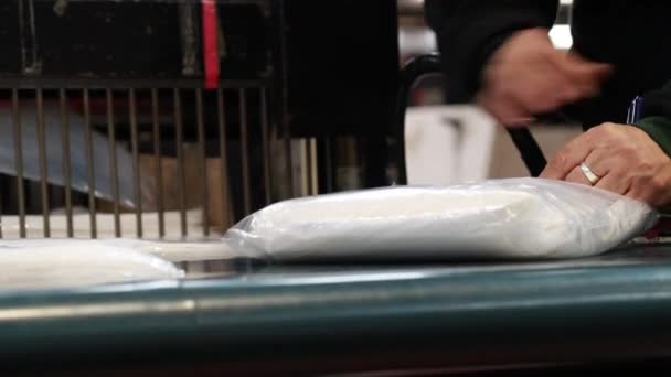 Shot z plastových sáčků, balení stůl — Stock video