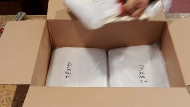 Skott av förpackningar skrivbord i en fabrik — Stockvideo