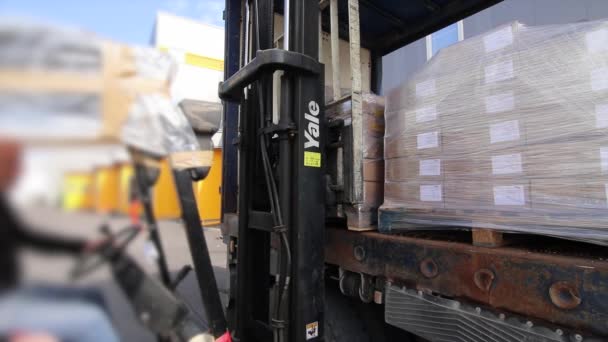 Skud af gaffeltruck indlæser pakker – Stock-video