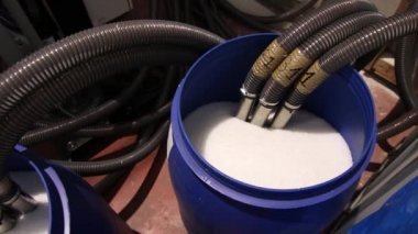 Polimer parçacıkları ile plastik kaplar kadeh