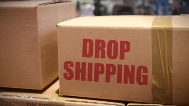 Schuss Drop-Shipping-Waren in Kartons im Logistikzentrum verpackt — Stockvideo