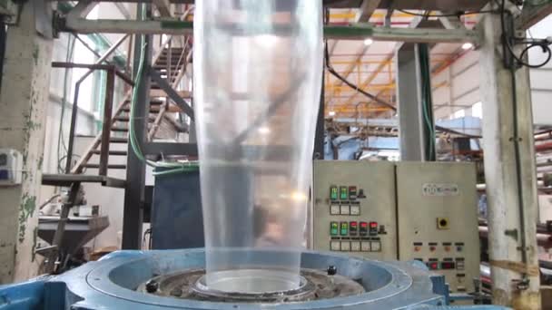 Prise de vue d'extrusion de sac en plastique dans une usine — Video