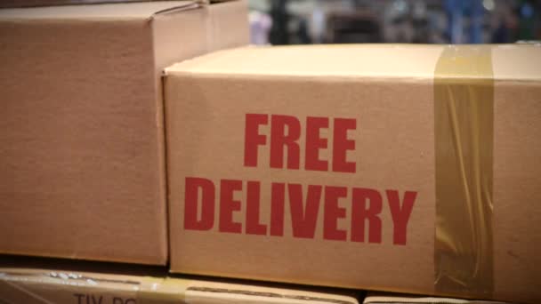 Envases de entrega gratuitos en el centro logístico — Vídeo de stock