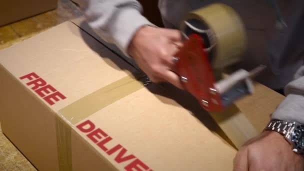 Shot of FREE DELIVERY of online items — Stock Video