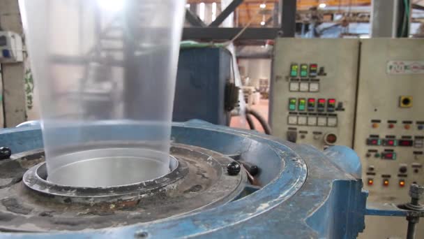 在一家工厂的塑料制袋机的镜头 — 图库视频影像
