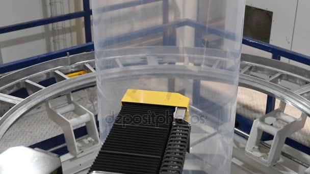 机器人的质量控制单元在塑料挤出机上的镜头 — 图库视频影像