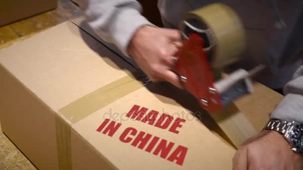 Lövés a Kínában gyártott áruk szállítása — Stock videók