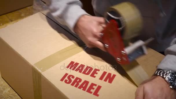 Aufnahme der Lieferung von Waren made in Israel — Stockvideo