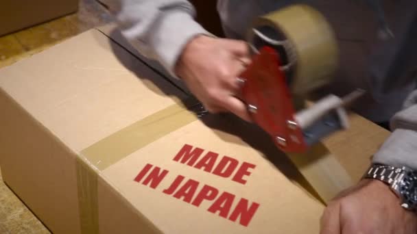 Aufnahme der Lieferung von Waren made in Japan — Stockvideo