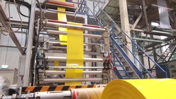 Tiro de proceso de fabricación de bolsas de plástico amarillo — Vídeo de stock