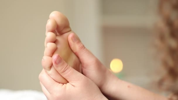 Prise de vue de la réflexologie massage des pieds avec espace de copie — Video